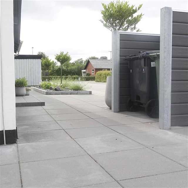 Skab et tidløst udendørsrum med havefliser i 50x50